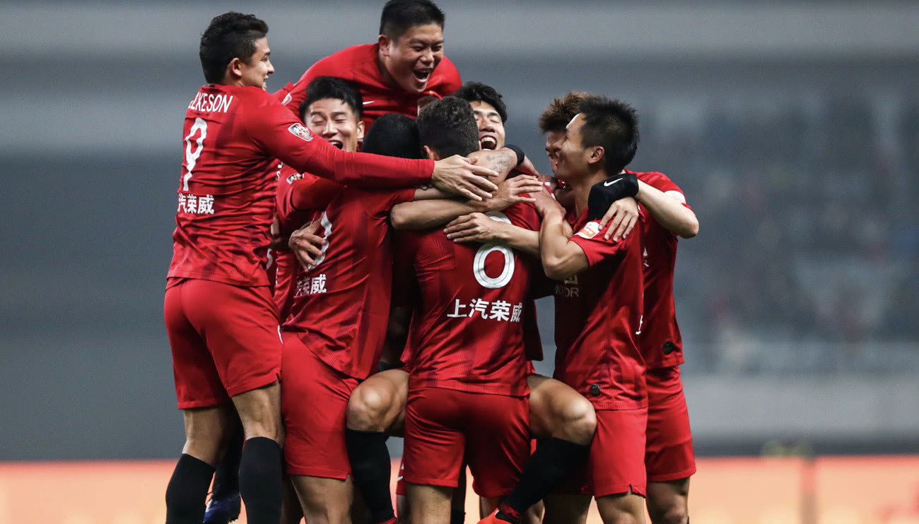 包含上港面对富力展现出色进攻，球员们势不可挡的词条